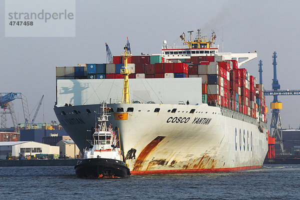 Schlepper zieht voll beladenes Containerschiff Cosco Yantian auf der Elbe im Hamburger Hafen  Hamburg  Deutschland  Europa