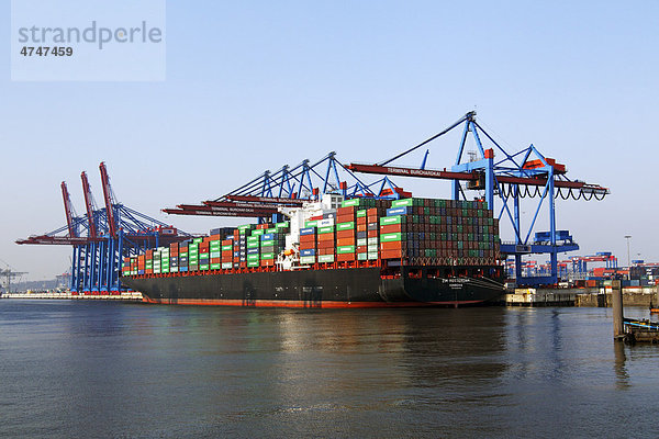 Containerschiff Zim Rotterdam bei der Containerverladung am Containerterminal Burchardkai im Hamburger Hafen an der Elbe  Hamburg  Deutschland  Europa