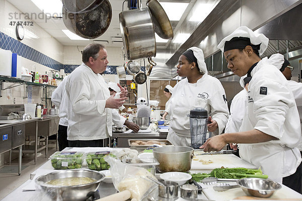 Ausbilder John Adamski erklärt einem Schüler wie man Speisen zubereitet  an der Dorsey Culinary Academy  eine private Einrichtung an der man eine Berufsausbildung absolvieren kann  Roseville  Michigan  USA