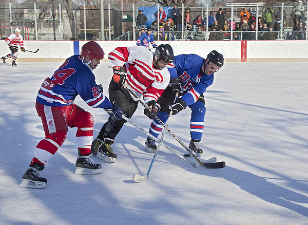 Mitglieder des Detroiter Polizei spielen Eishockey gegen die Detroiter Feuerwehr  Benefiz-Spiel für die Clark Park Youth Hockey Association  Detroit  Michigan  USA  Amerika