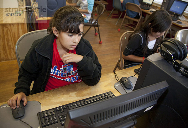 Schüler der fünften Klasse im Computerraum der McCurdy School  Privatschule wird von der Union Methodist Church unterstützt  EspaÒola  New Mexico  USA