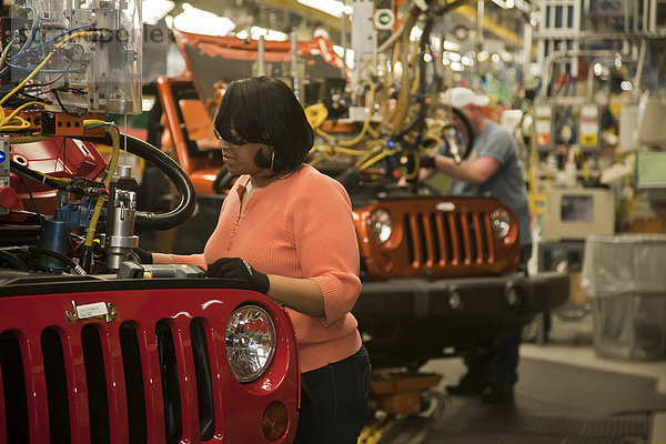 Arbeiter bei der Fertigung von Jeeps in einem Montagewerk von Chrysler  Toledo  Ohio  USA