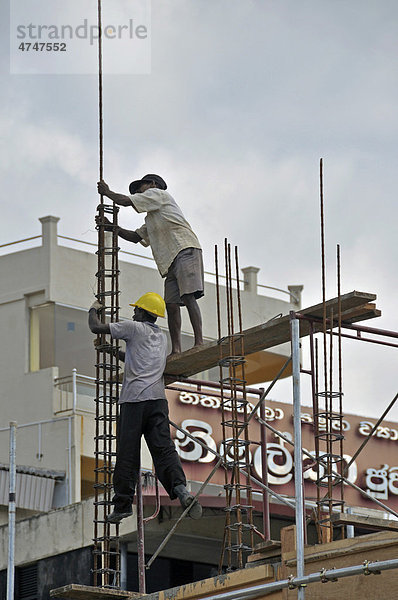 Baustelle des neuen Busbahnhofs  Eisenflechter  Bauarbeiter  Galle  Sri Lanka  Ceylon  Südasien  Asien