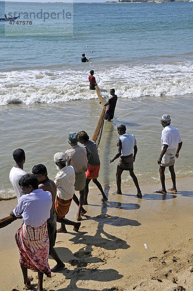 Fischer  Tagelöhner  Strand in Galle  Sri Lanka  Ceylon  Südasien  Asien