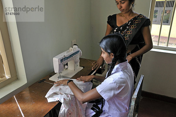 Schülerin  Ausbildung an einer Nähmaschine  Gehörlosenschule  Beliatta  Sri Lanka  Ceylon  Südasien  Asien