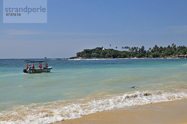 Strand in Unawatuna  dahinter die Wella Devale Dagoba  Sri Lanka  Ceylon  Südasien  Asien