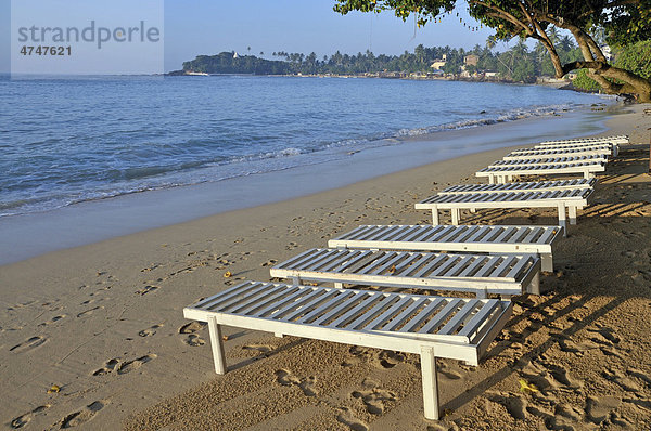 Leere Strandliegen  Strand  Unawatuna  Sri Lanka  Ceylon  Südasien  Asien