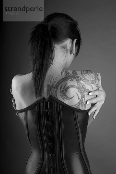 Frau  Gothic  dunkelhaarig  Rücken  Latex  Tattoo