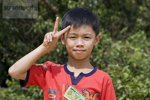 Vietnamesischer Junge mit Victory-Zeichen  auf der Insel Phu Quoc  Vietnam  Südostasien