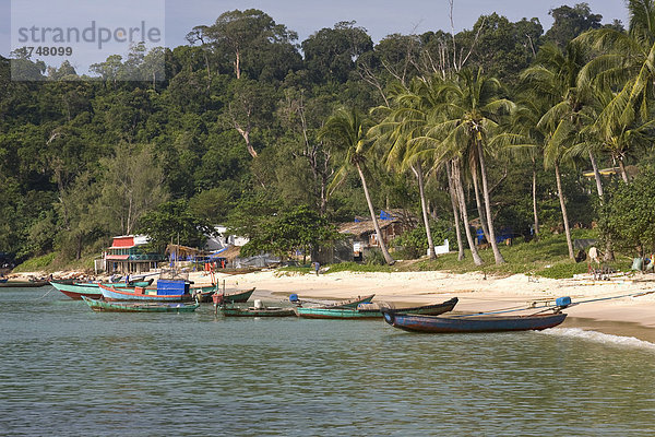 Kleine Fischerboote in der Bucht der Mango Bay  Insel Phu Quoc  Vietnam  Südostasien