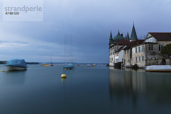 Der Turmhof in Steckborn am Bodensee kurz nach Sonnenuntergang  Schweiz  Europa