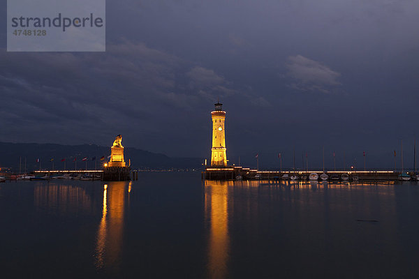 Der Leuchtturm und der Bayrische Löwe  Wahrzeichen der Stadt  an der Hafeneinfahrt von Lindau am Bodensee  Bayern  Deutschland  Europa