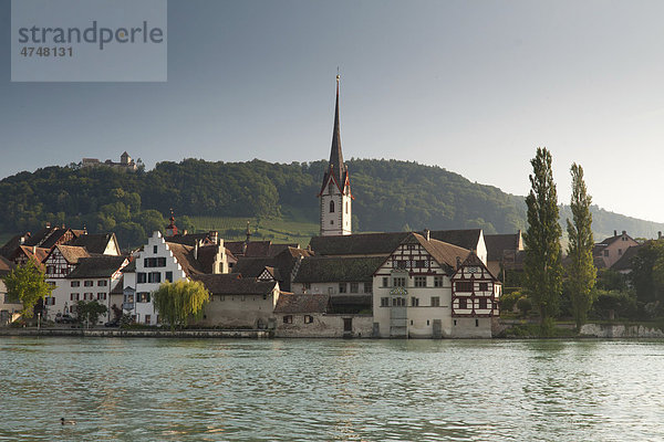 Stein am Rhein mit seinem mittelalterlichen Stadtkern  auf dem Bergrücken dahinter die Burg Hohenklingen  Schweiz  Europa