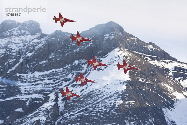 Formationsflug der Patrouille Suisse mit der Northrop F-5E Tiger II bei der Gebirgs-Flugschau der Schweizer Luftwaffe auf der Axalp  Ebenfluh  Interlaken  Bern  Schweiz  Europa