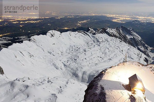 Schutzhütte auf dem Säntisgipfel im Vollmondlicht  Alpstein  Appenzell Ausserrhoden  Schweiz  Europa