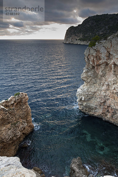 Natürliche Meeres-Felsbucht im Abendlicht  Peguera  Mallorca  Balearen  Spanien  Europa