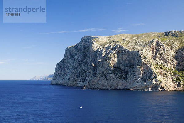 Steilküste nördlich von Sant Elm mit der Teufelskanzel  Mirador d'en Josep Sastre  Mallorca  Balearen  Spanien  Europa