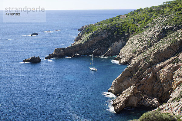 Kleine Meeresbucht auf der Dracheninsel  Isla Dragonera  mit Segelboot  Mallorca  Balearen  Spanien  Europa