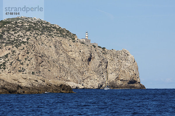 Leuchtturm am Cap de Tramuntana auf der Dracheninsel  Isla Dragonera  vom Meer aus gesehen  Mallorca  Balearen  Spanien  Europa
