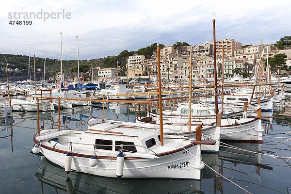 Llaüts  für die Balearen typische Fischerboote  im Hafen von Port de SÛller  Mallorca  Balearen  Spanien  Europa