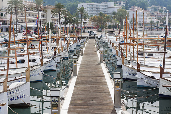 Llaüts  für die Balearen typische Fischerboote  im Hafen von Port de SÛller  Mallorca  Balearen  Spanien  Europa