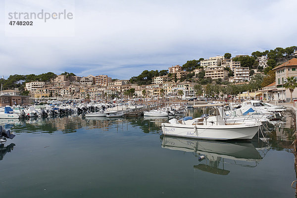 Yachthafen und der Ortskern von Port de SÛller  Mallorca  Balearen  Spanien  Europa