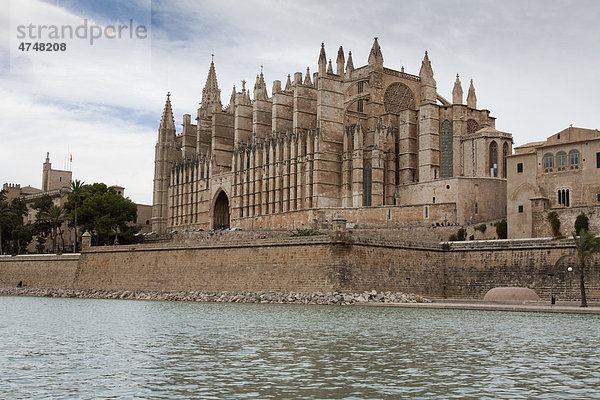 Die Kathedrale La Seu in Palma  Mallorca  Balearen  Spanien  Europa