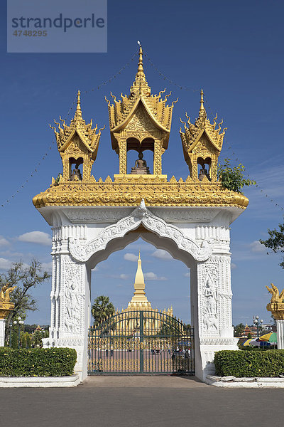 Die buddhistische Stupa Pha That Luang  Vientiane  Laos  Südostasien