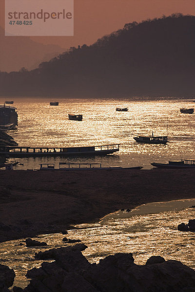 Sonnenuntergang am Mekong Fluss  dort wo Mekong und Nam Khan Fluss zusammenfließen  Luang Prabang  Laos  Südostasien