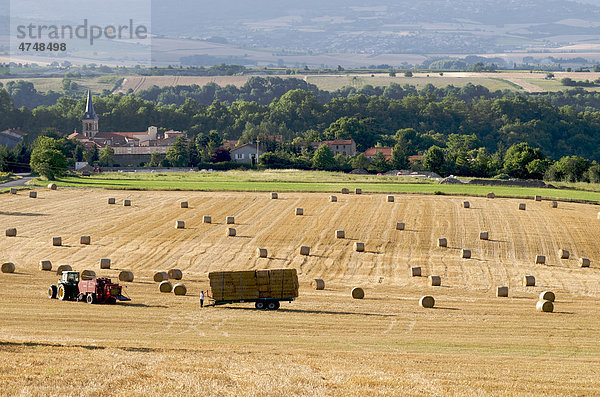 Traktor  Strohballen  Frankreich  Europa