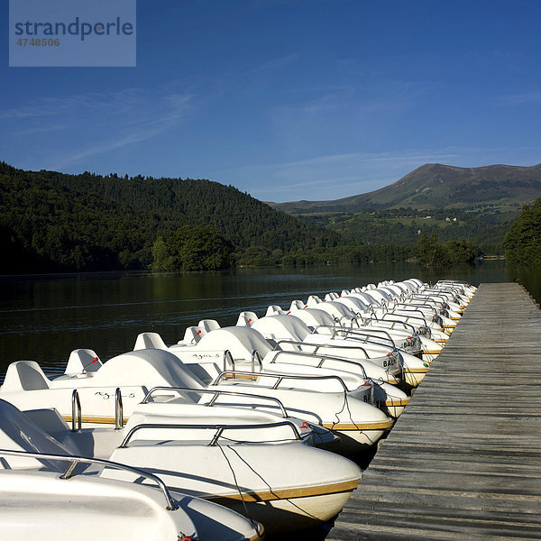 Boote auf dem Lac Chambon  Auvergne  Frankreich  Europa