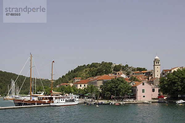 Hafen  Fluss Krka  Skradin  Dalmatien  Kroatien  Europa