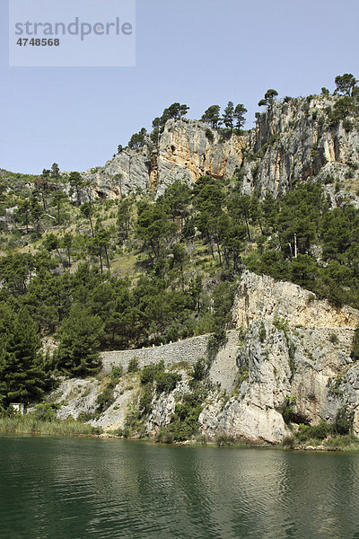 Berge  Fluss Krka  Skradin  Krka Nationalpark  Dalmatien  Kroatien  Europa