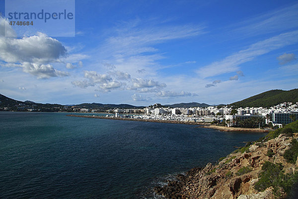 Blick auf die Bucht von Santa Eulalia  Ibiza  Spanien  Europa