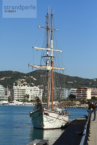 Großsegler  Schoner  am Hafen festgemacht  Ibiza  Spanien  Europa