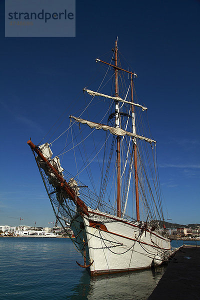 Großsegler  Schoner  am Hafen festgemacht  Ibiza  Spanien  Europa
