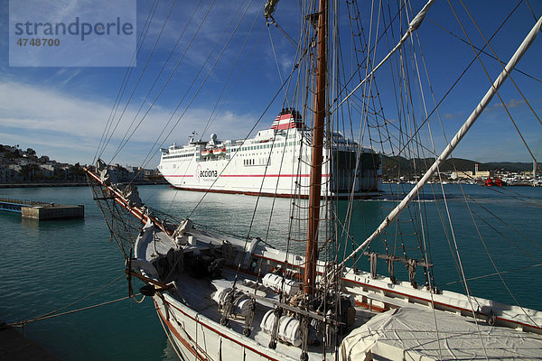 Großsegler  Schoner  im Hafen festgemacht  dahinter ein modernes Linienschiff  Ibiza  Spanien  Europa