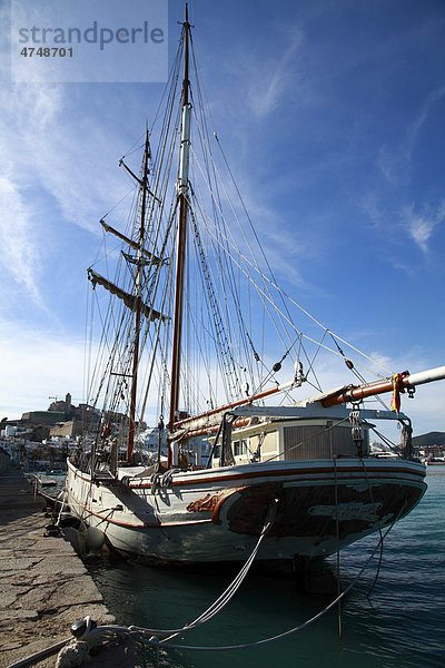 Großsegler  Schoner  im Hafen festgemacht  Ibiza  Spanien  Europa