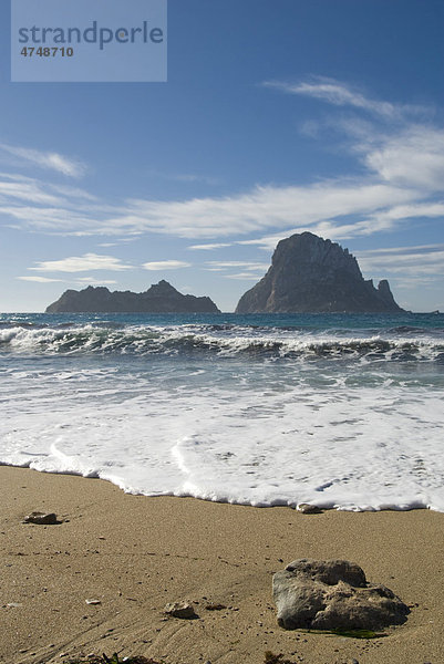 Klippen der Insel Es Vedr· von Cala d'Hort gesehen  Ibiza  Spanien  Europa