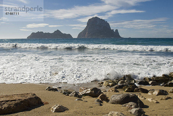 Klippen der Insel Es Vedr· von Cala d'Hort gesehen  Ibiza  Spanien  Europa