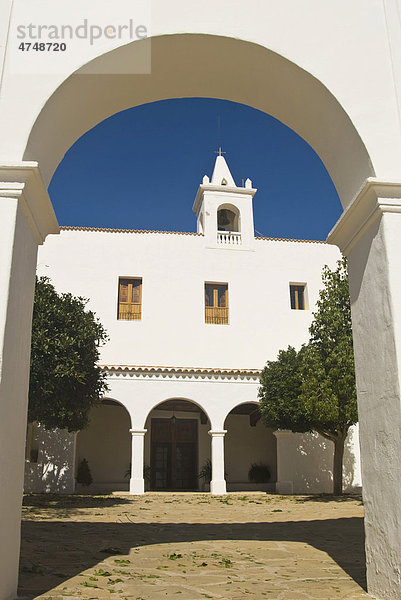 Kirche San Miguel mit Vorgarten  Ibiza  Spanien  Europa
