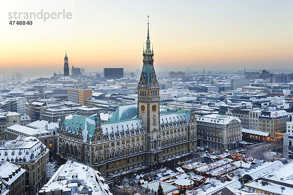 Rathaus und Weihnachtsmarkt in Hamburg  Deutschland  Europa