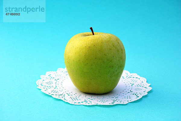 Grüner Delicious Apfel auf Tortendeckchen aus Papier