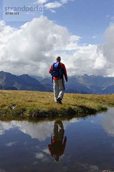 Bergsteiger  Wanderer  am Zinseler  Sarntaler Alpen am Penser Joch bei Sterzing  Südtirol  Italien  Europa
