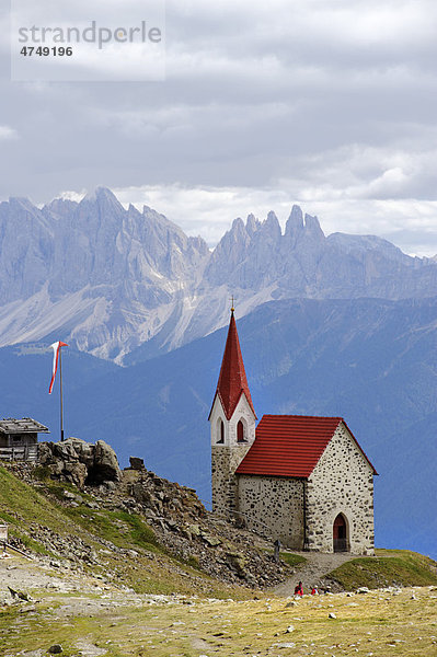 Wallfahrtskirche Latzfonser Kreuz  Sarntaler Alpen am Latzfonser Kreuz  bei Feldthurns  Südtirol  Italien  Europa