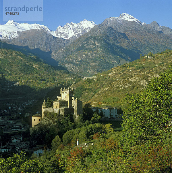Burg Saint Pierre vor dem Montblanc Massiv  Aostatal  Italien  Europa