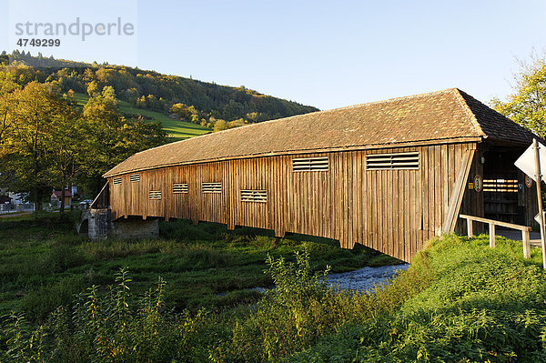 Gedeckte Brücke über die Jagst  Unterregenbach  Langenburg an der Jagst  Baden-Württemberg  Deutschland  Europa