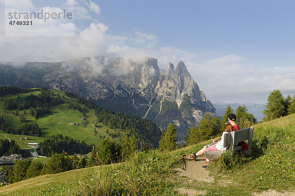 Wanderer  Bergsteiger  Seiseralm mit Schlern  Südtirol  Italien  Europa