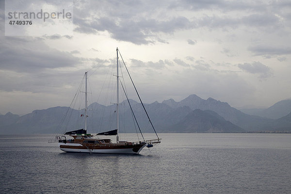 Dunkle Wolken über der Küste  Antalya  Türkische Riviera  Türkei  Asien