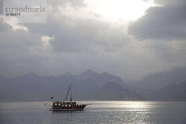 Boot vor der Küste  Antalya  Türkische Riviera  Türkei  Asien